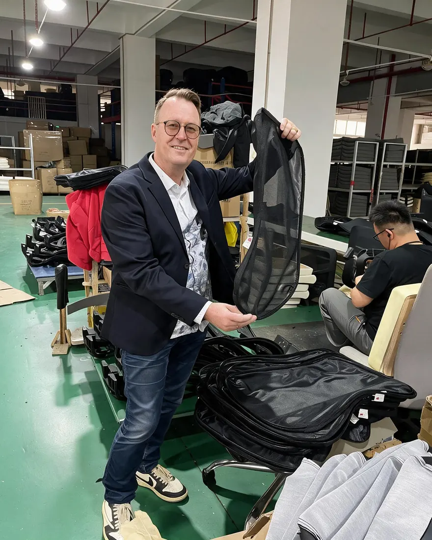 Volker Honsowitz prüft in der Fertigung eines Herstellers ein Bauteil aus der laufenden Produktion